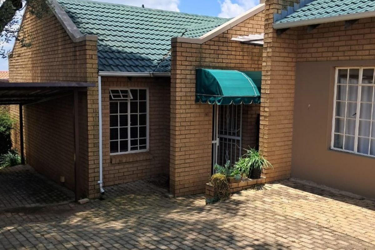 Charming 2 Bedroom Townhouse in sought after complex - Photo 4