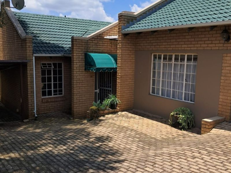 Charming 2 Bedroom Townhouse in sought after complex - Photo 3