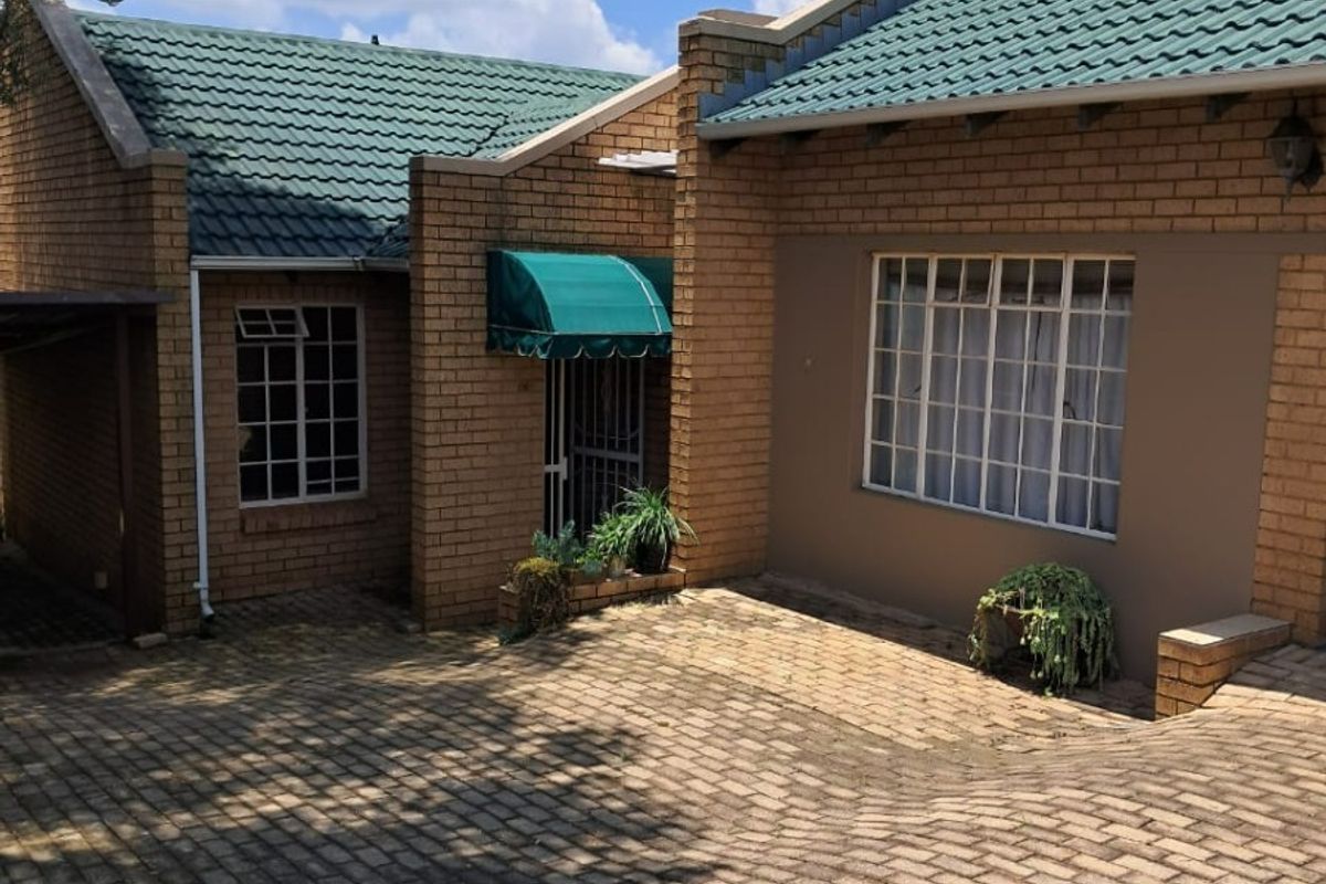Charming 2 Bedroom Townhouse in sought after complex - Photo 3