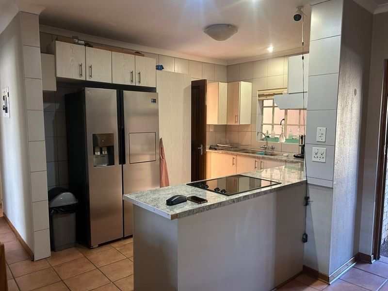 Charming 2 Bedroom Townhouse in sought after complex - Photo 9