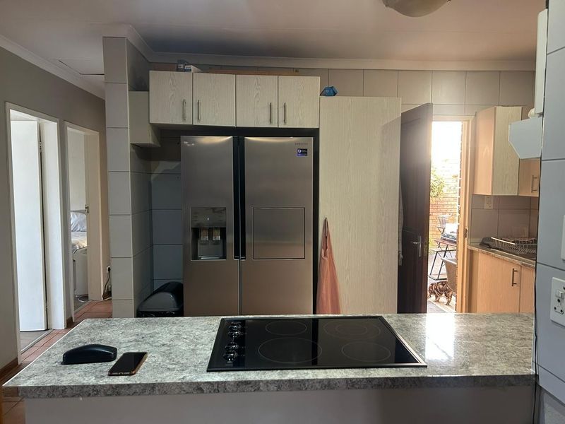 Charming 2 Bedroom Townhouse in sought after complex - Photo 8