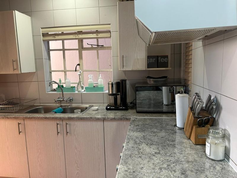 Charming 2 Bedroom Townhouse in sought after complex - Photo 7
