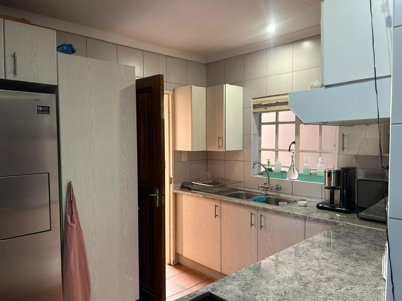 Charming 2 Bedroom Townhouse in sought after complex - Photo 6