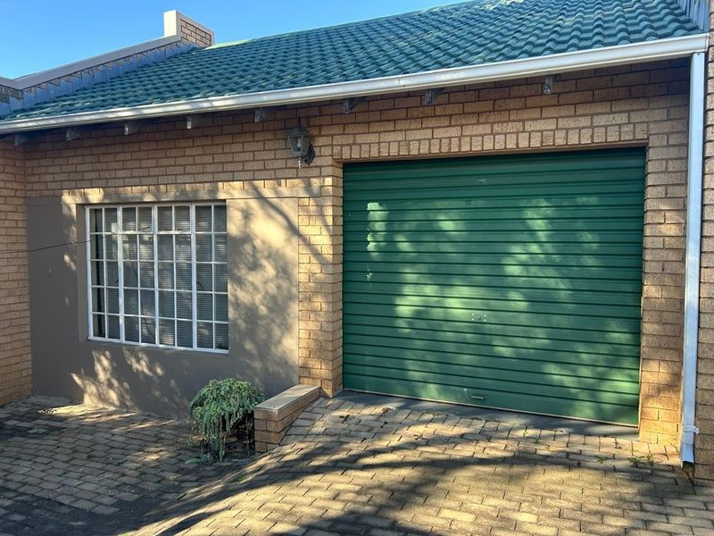 Charming 2 Bedroom Townhouse in sought after complex - Photo 5