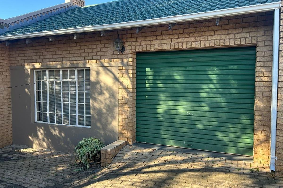 Charming 2 Bedroom Townhouse in sought after complex - Photo 5