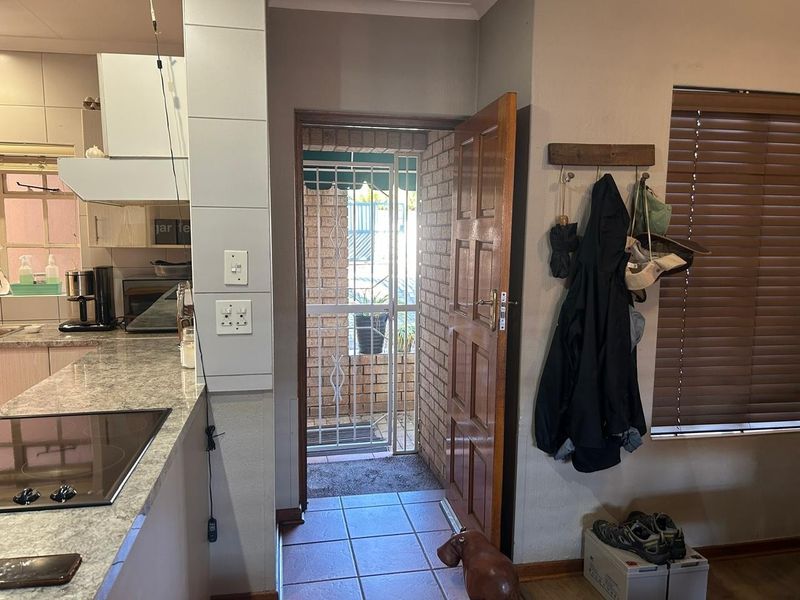 Charming 2 Bedroom Townhouse in sought after complex - Photo 10