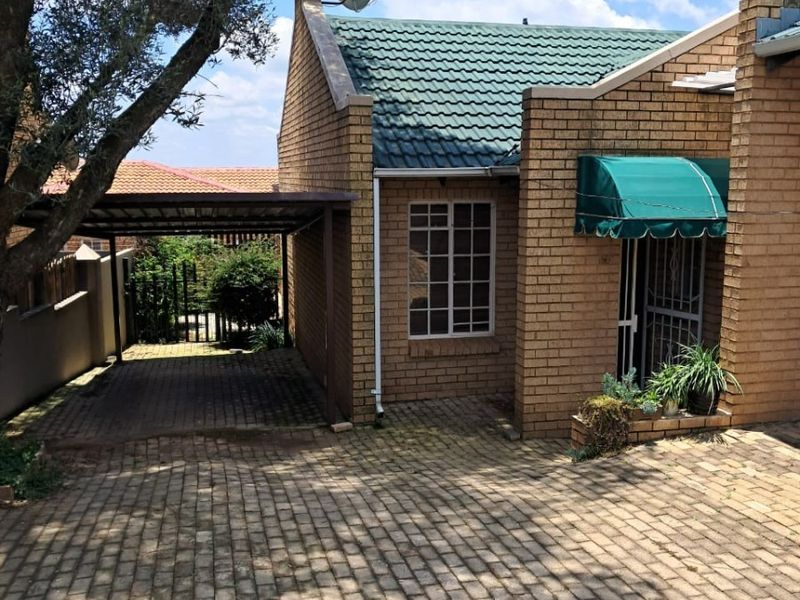 Charming 2 Bedroom Townhouse in sought after complex - Photo 2