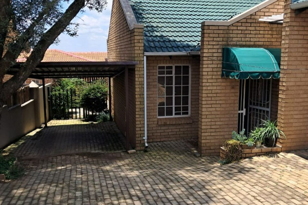 Charming 2 Bedroom Townhouse in sought after complex - Photo 2