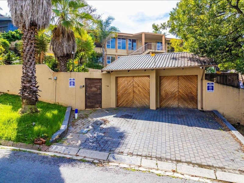 FNB Quick Sell Spacious Family Home with Extensive Entertainment Features in Northcliff - Photo 1
