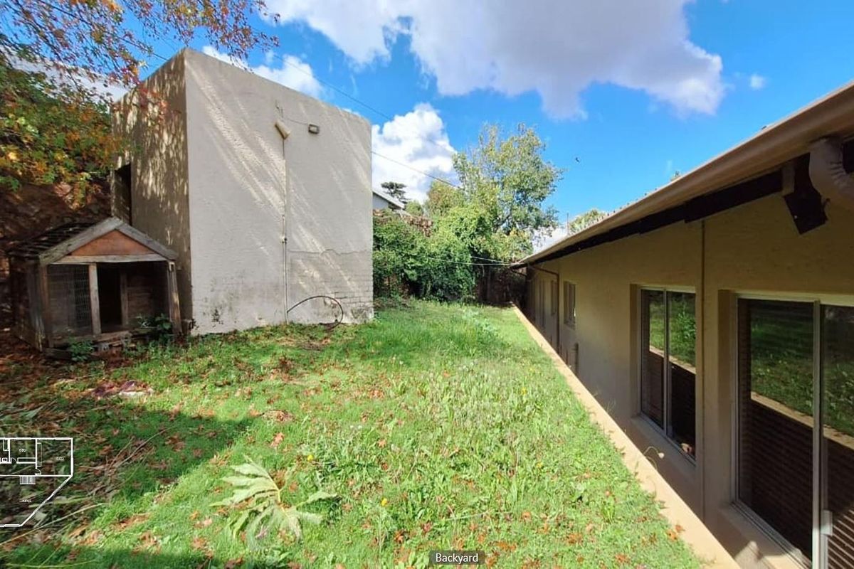 FNB Quick Sell Spacious Family Home with Extensive Entertainment Features in Northcliff - Photo 3