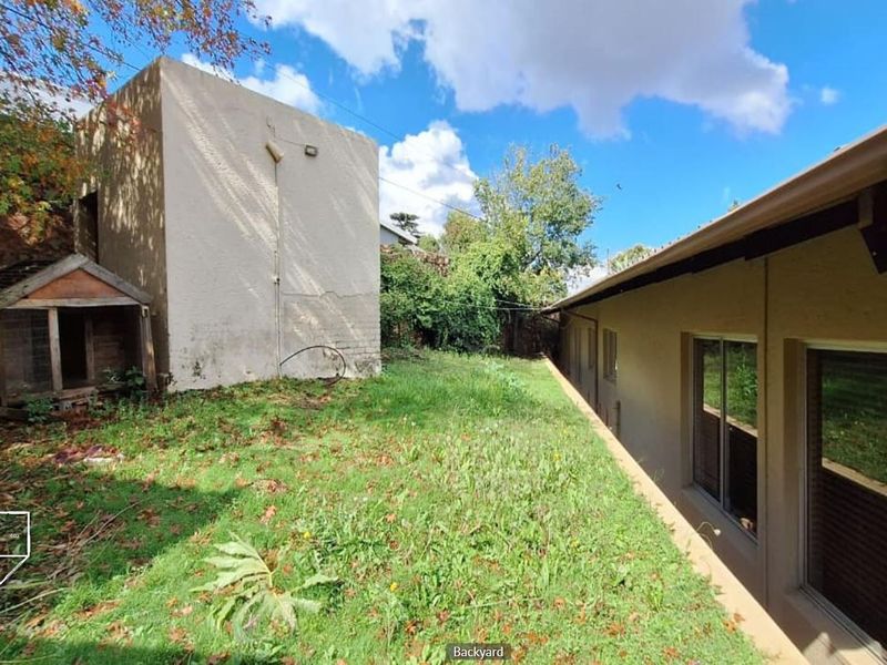 FNB Quick Sell Spacious Family Home with Extensive Entertainment Features in Northcliff - Photo 3