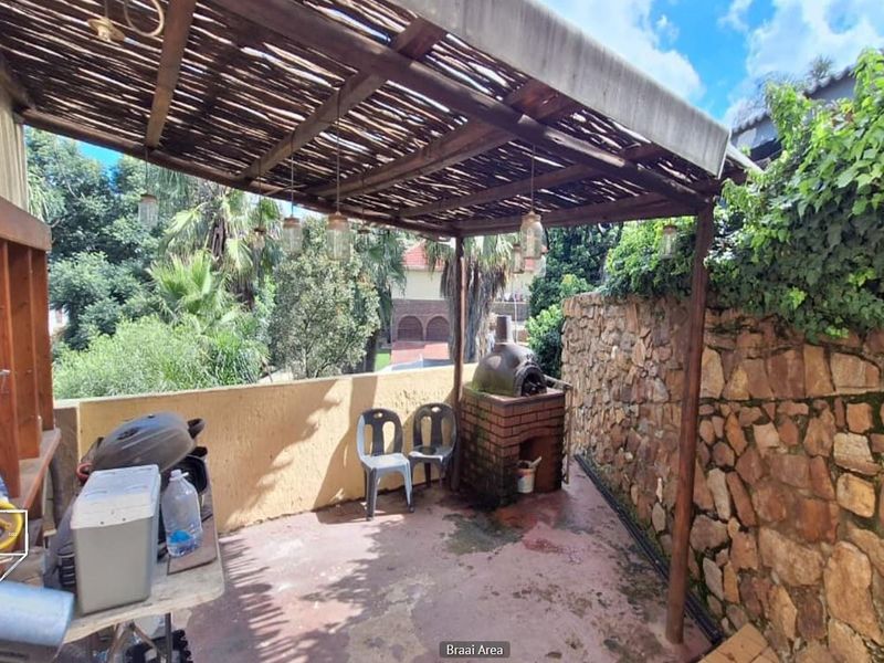 FNB Quick Sell Spacious Family Home with Extensive Entertainment Features in Northcliff - Photo 6