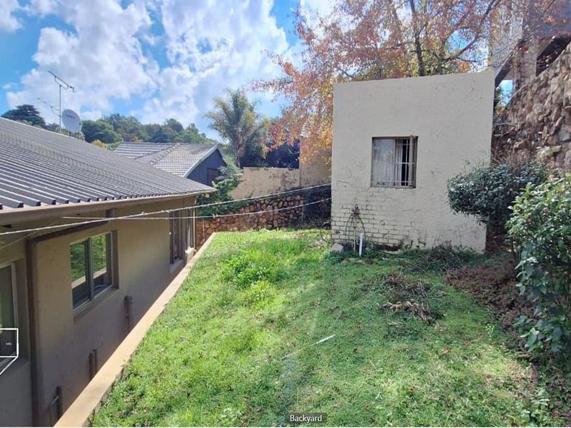FNB Quick Sell Spacious Family Home with Extensive Entertainment Features in Northcliff - Photo 4