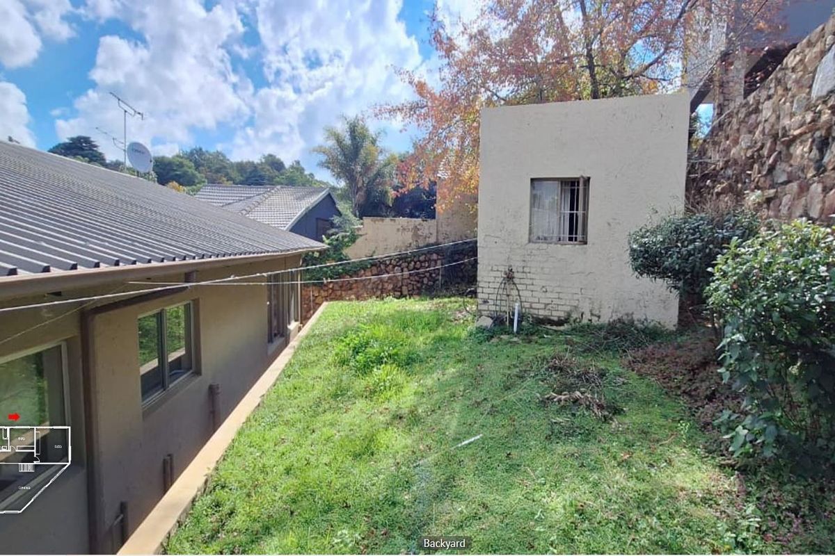 FNB Quick Sell Spacious Family Home with Extensive Entertainment Features in Northcliff - Photo 4