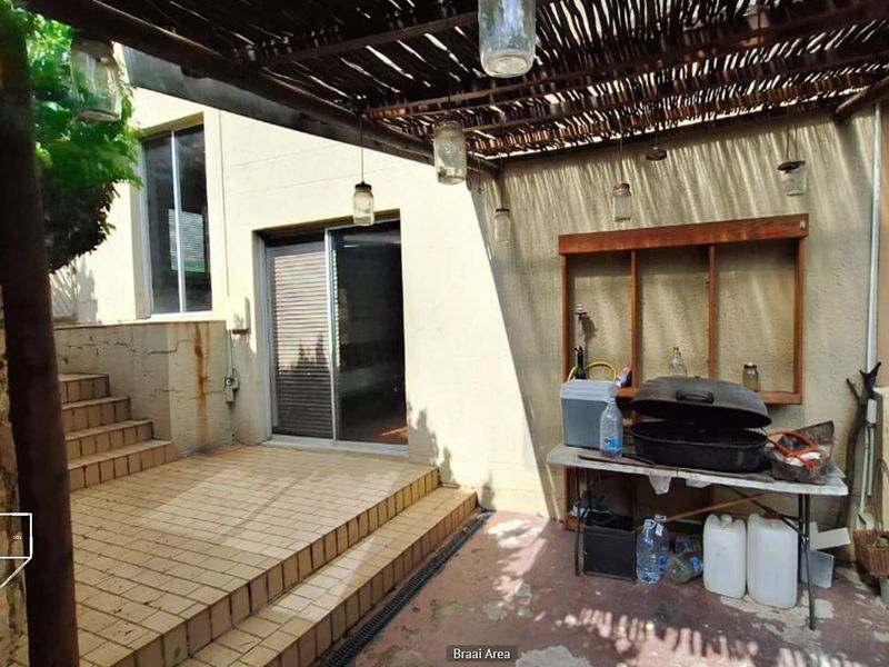 FNB Quick Sell Spacious Family Home with Extensive Entertainment Features in Northcliff - Photo 5