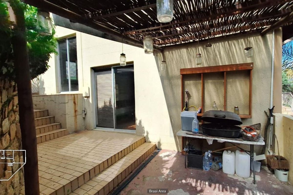 FNB Quick Sell Spacious Family Home with Extensive Entertainment Features in Northcliff - Photo 5