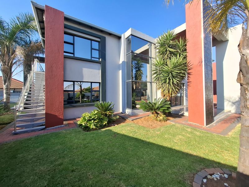 Spacious Double-Storey Family Home with Pool and Solar Power - Photo 1