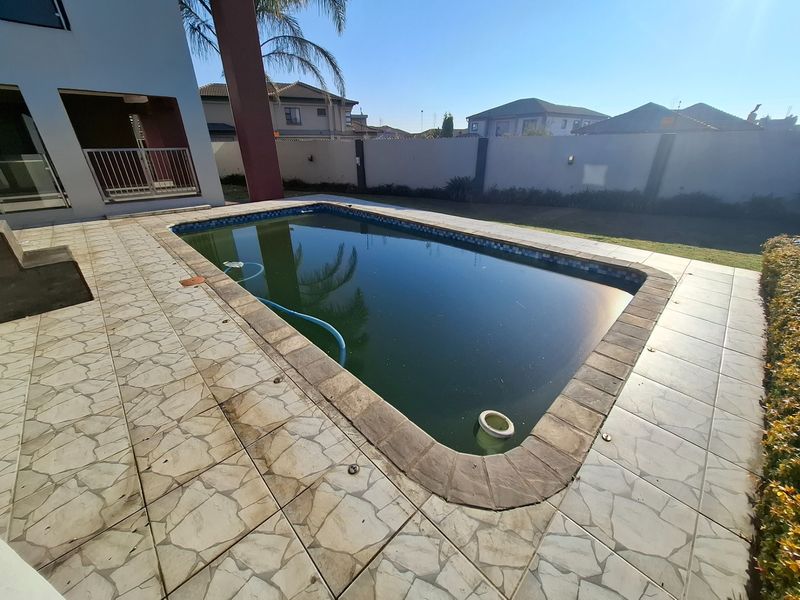 Spacious Double-Storey Family Home with Pool and Solar Power - Photo 4