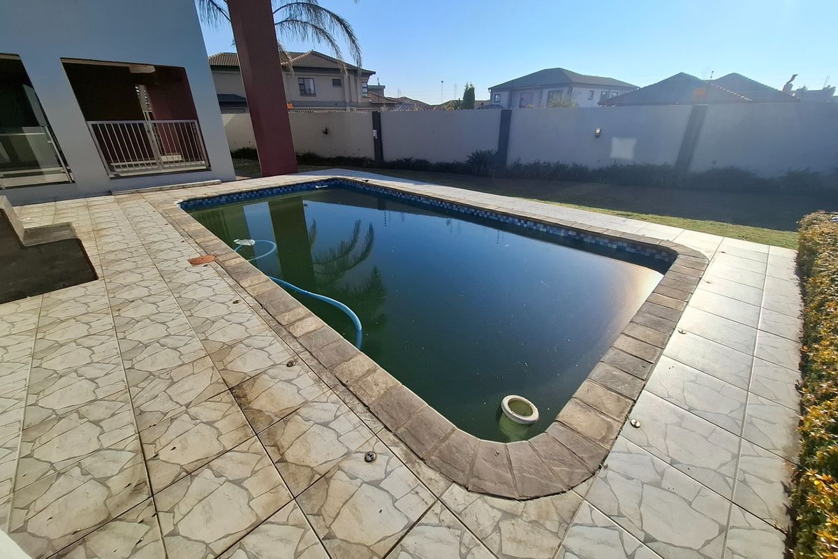 Spacious Double-Storey Family Home with Pool and Solar Power - Photo 4