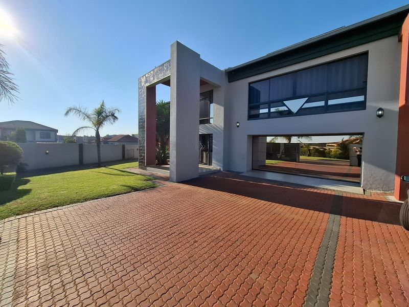 Spacious Double-Storey Family Home with Pool and Solar Power - Photo 3