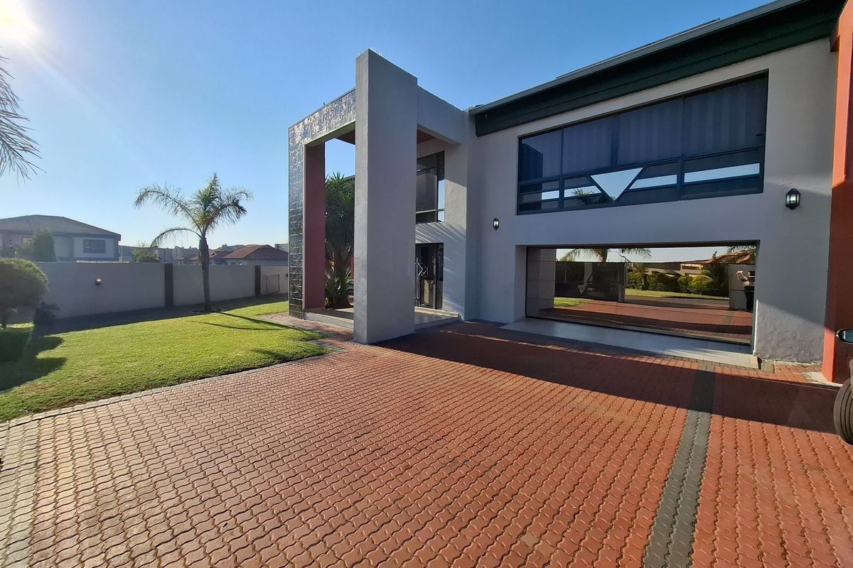 Spacious Double-Storey Family Home with Pool and Solar Power - Photo 3