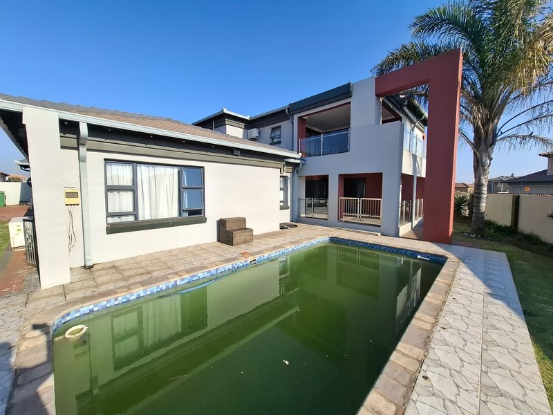 Spacious Double-Storey Family Home with Pool and Solar Power - Photo 5