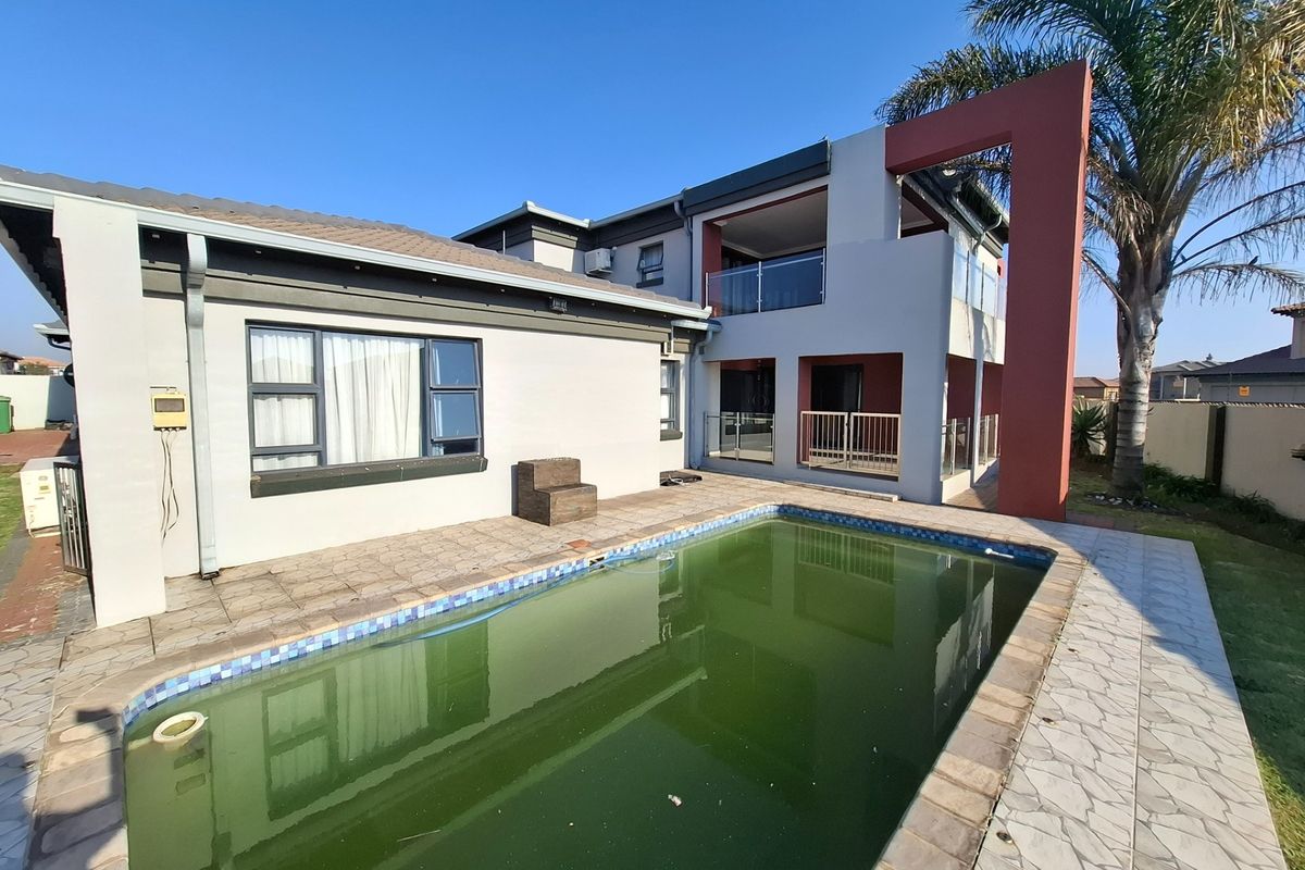 Spacious Double-Storey Family Home with Pool and Solar Power - Photo 5