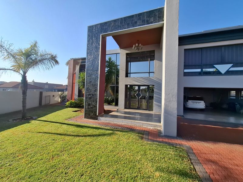 Spacious Double-Storey Family Home with Pool and Solar Power - Photo 2