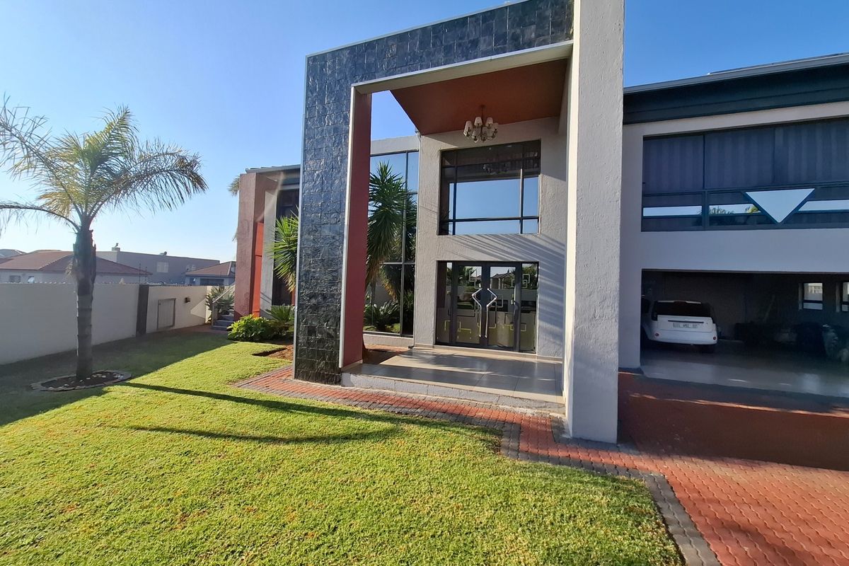 Spacious Double-Storey Family Home with Pool and Solar Power - Photo 2