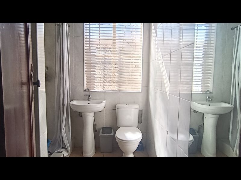 Student Accomodation For Sale in Hurst Hill, Johannesburg - Photo 10