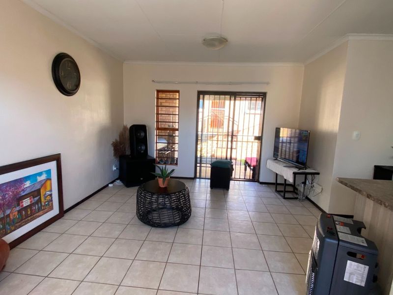 Two Bedroom Pet Friendly Townhouse with a Private Garden - Photo 9