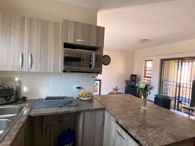 Two Bedroom Pet Friendly Townhouse with a Private Garden - Photo 8