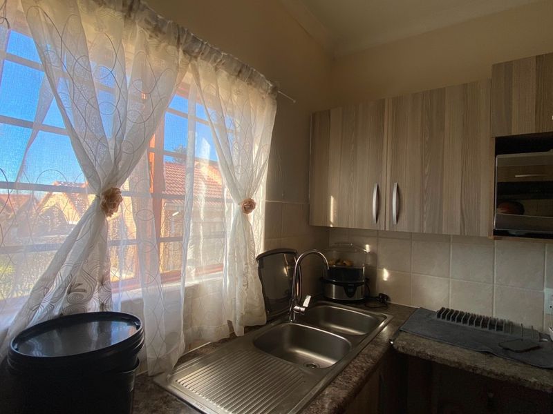 Two Bedroom Pet Friendly Townhouse with a Private Garden - Photo 7