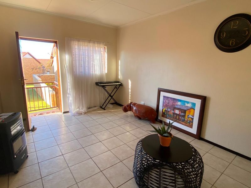 Two Bedroom Pet Friendly Townhouse with a Private Garden - Photo 10