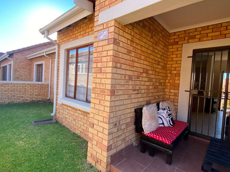 Two Bedroom Pet Friendly Townhouse with a Private Garden - Photo 3
