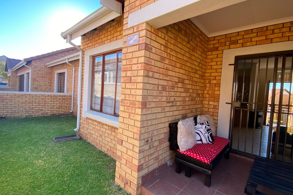 Two Bedroom Pet Friendly Townhouse with a Private Garden - Photo 3