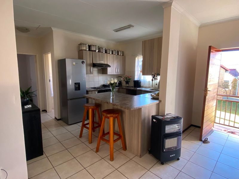Two Bedroom Pet Friendly Townhouse with a Private Garden - Photo 5