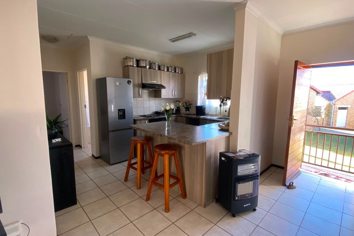 Two Bedroom Pet Friendly Townhouse with a Private Garden - Photo 5