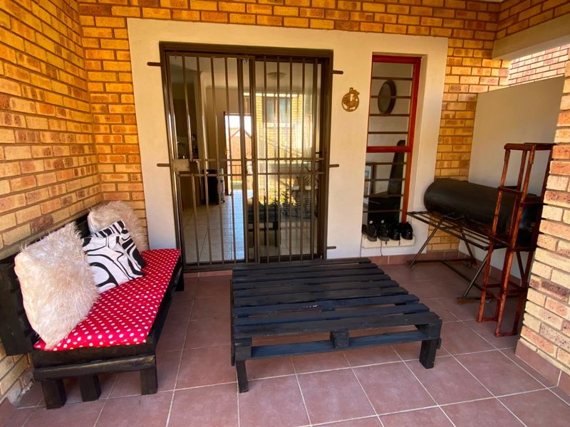 Two Bedroom Pet Friendly Townhouse with a Private Garden - Photo 4