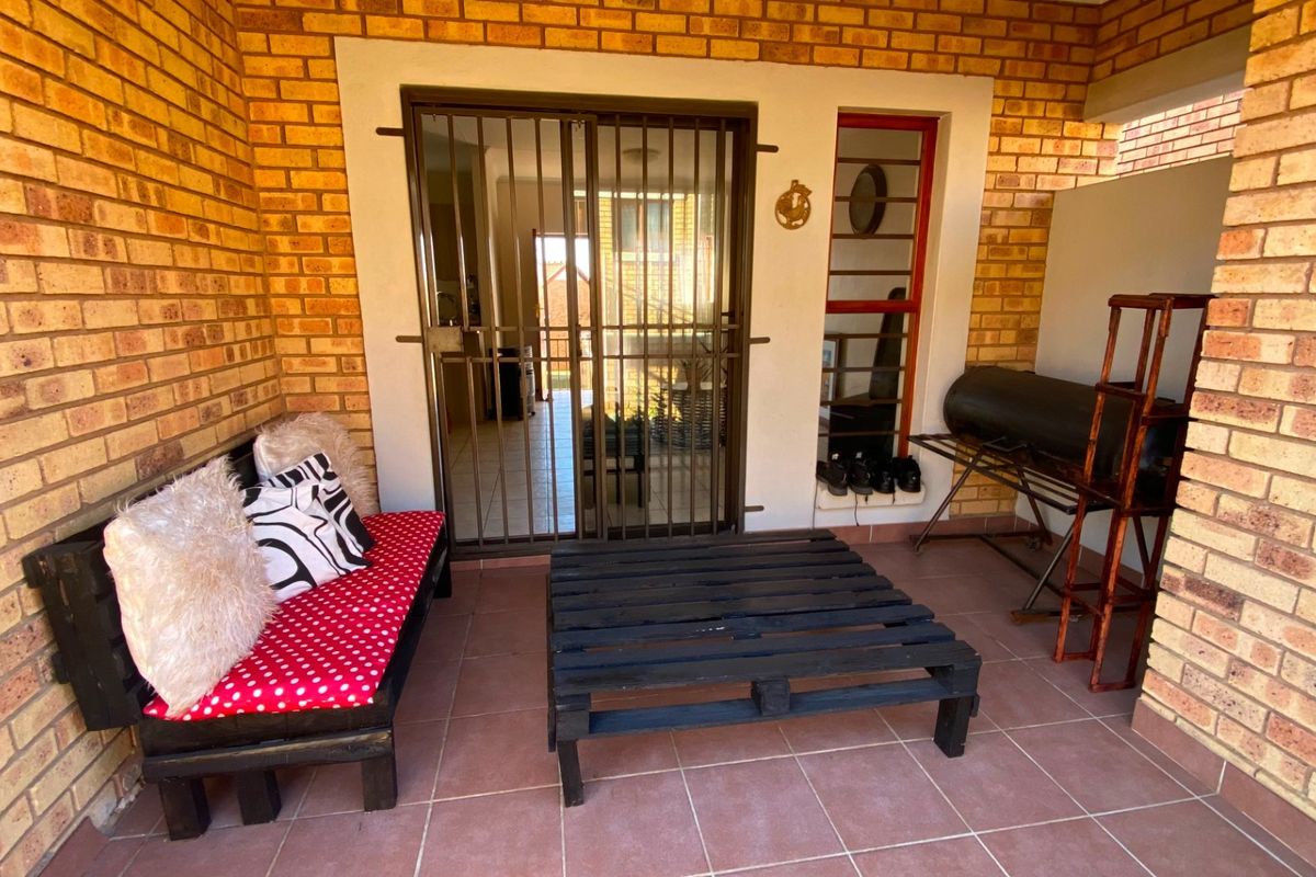 Two Bedroom Pet Friendly Townhouse with a Private Garden - Photo 4