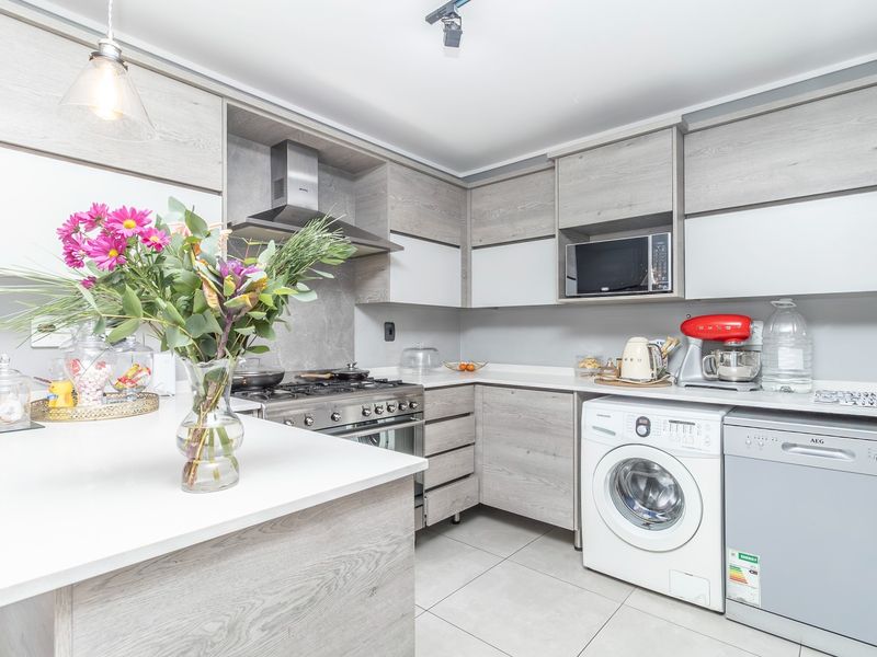 Modern 3 Bedroom, 2 Bathroom Ground Floor Apartment in North Riding - Photo 2