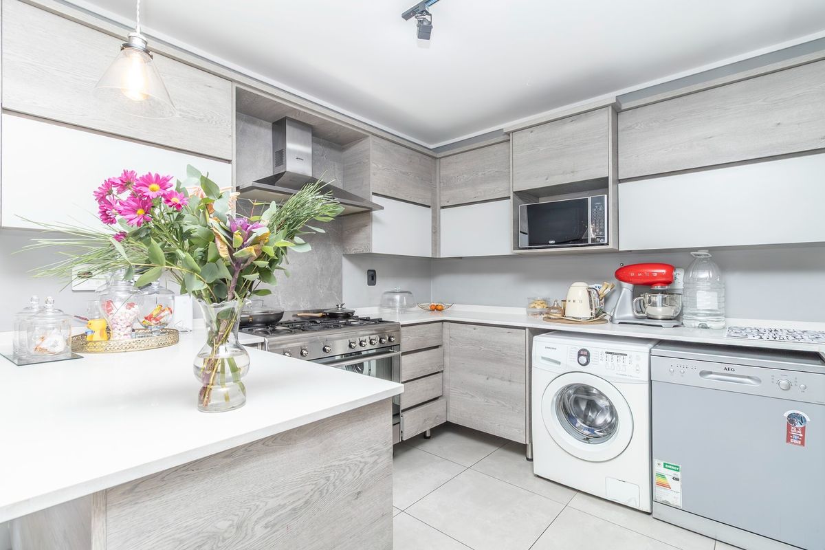 Modern 3 Bedroom, 2 Bathroom Ground Floor Apartment in North Riding - Photo 2