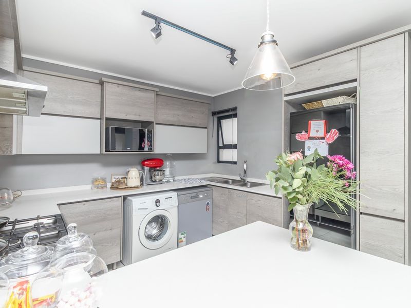 Modern 3 Bedroom, 2 Bathroom Ground Floor Apartment in North Riding - Photo 3