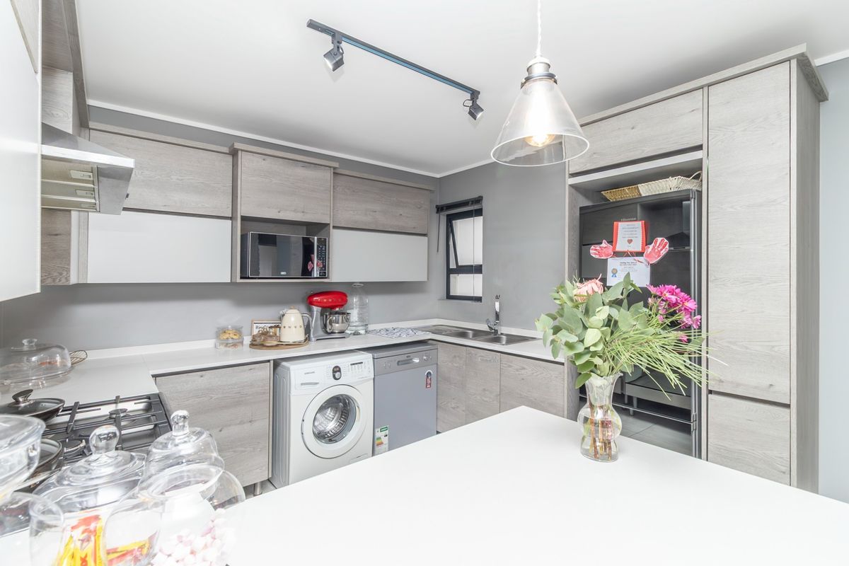 Modern 3 Bedroom, 2 Bathroom Ground Floor Apartment in North Riding - Photo 3