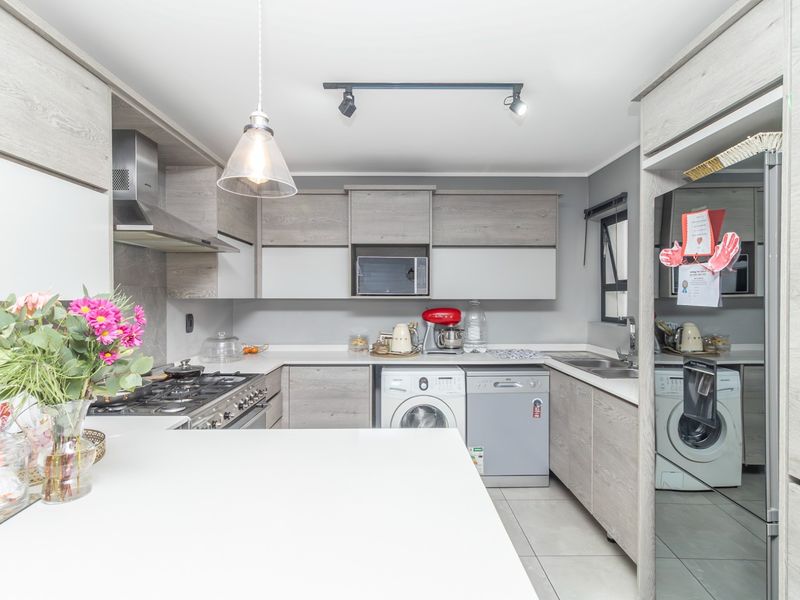Modern 3 Bedroom, 2 Bathroom Ground Floor Apartment in North Riding - Photo 4