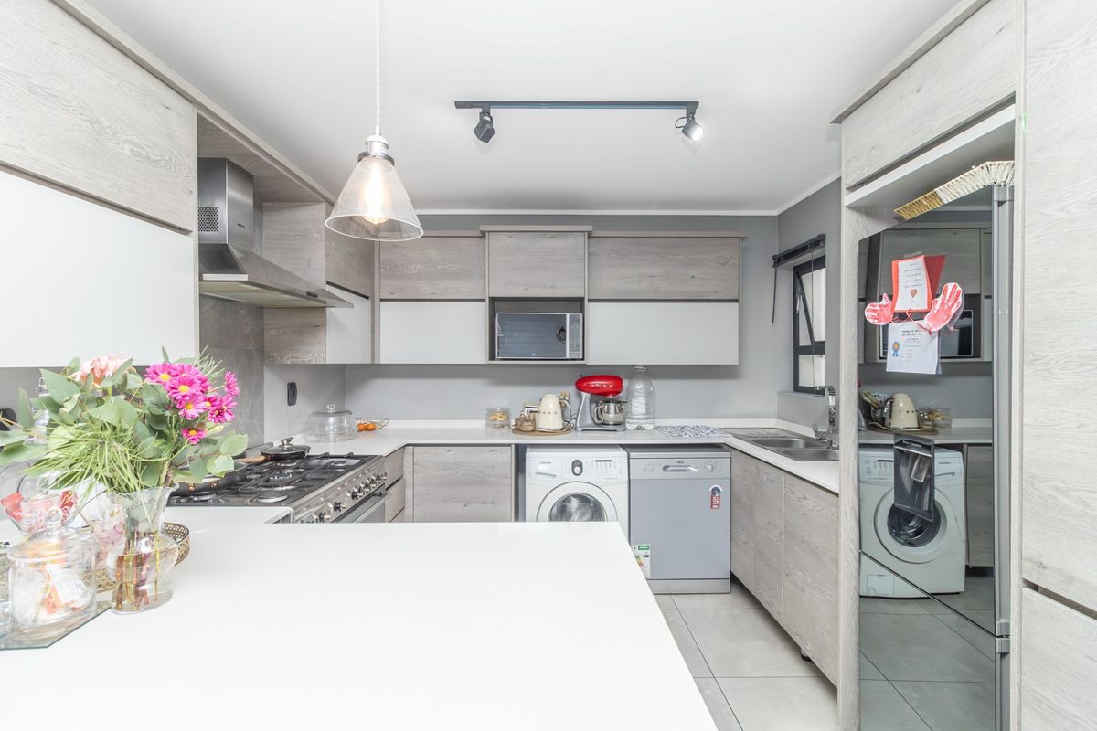 Modern 3 Bedroom, 2 Bathroom Ground Floor Apartment in North Riding - Photo 4