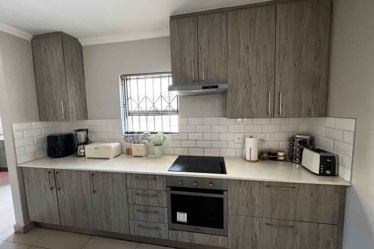 Modern 3 Bedroom 2 Bathroom Home Centurion Raslouw - Photo 2