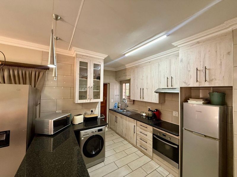 Modern 3 Bedroom Full Title Townhouse in Bougainvillea Estate - Photo 5