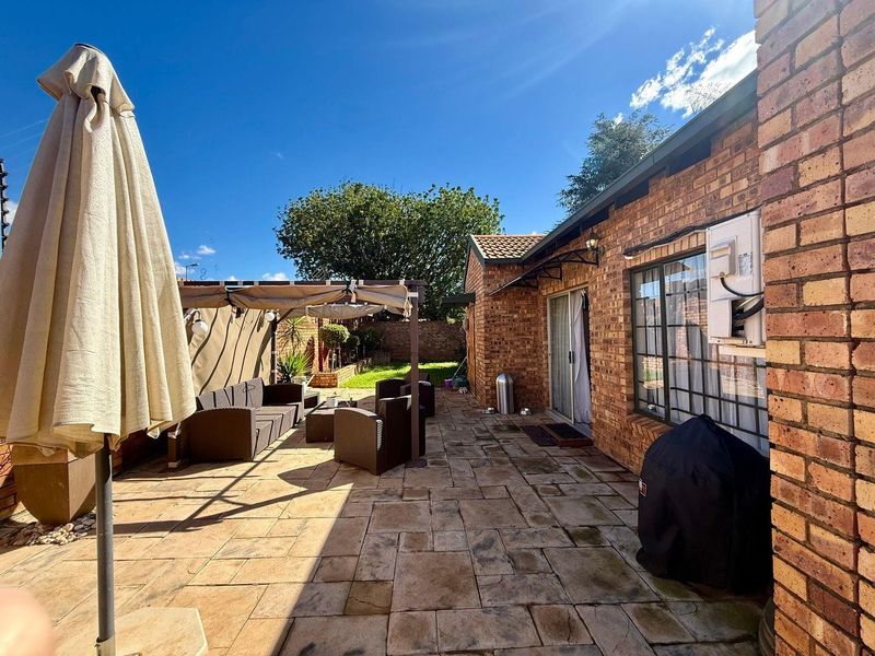 Modern 3 Bedroom Full Title Townhouse in Bougainvillea Estate - Photo 2