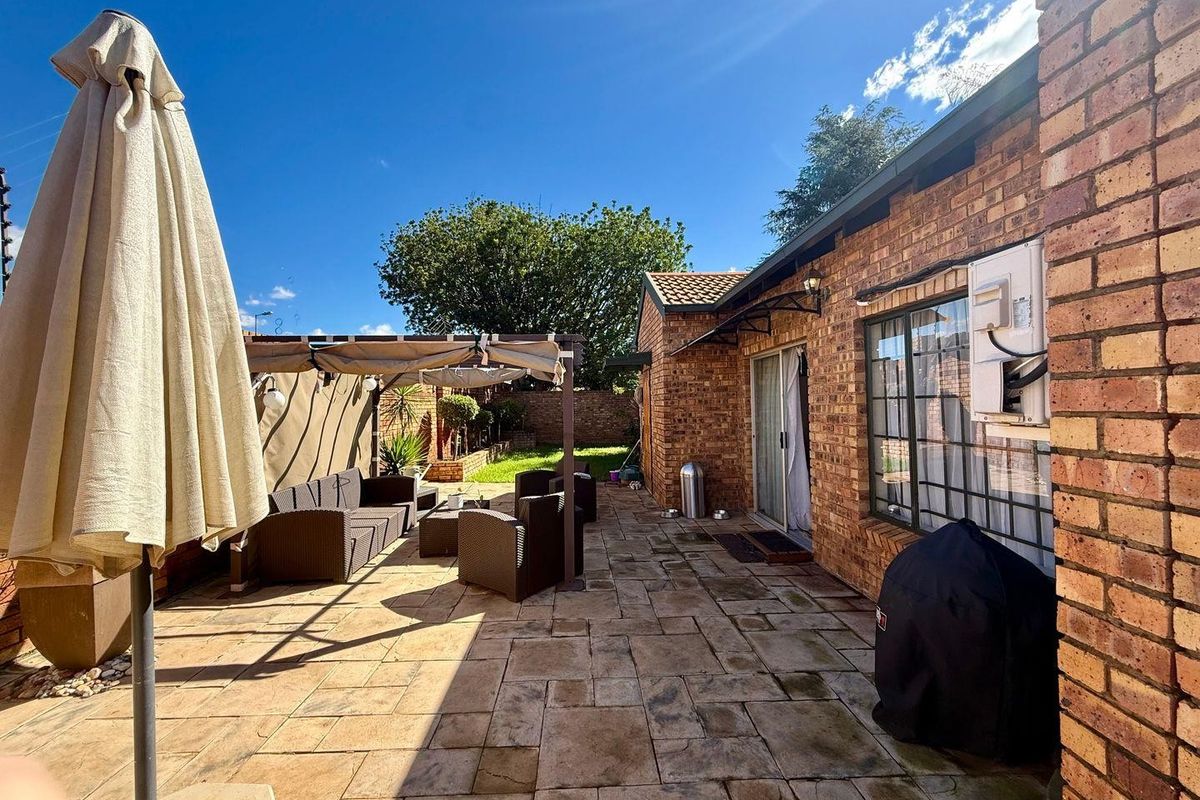 Modern 3 Bedroom Full Title Townhouse in Bougainvillea Estate - Photo 2